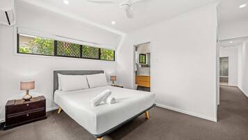 3 bedrooms, iron/ironing board, internet, bed sheets