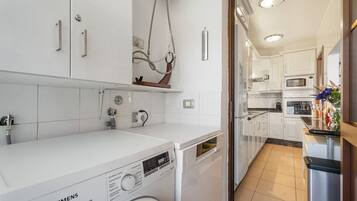 Een koelkast, een magnetron, een oven, een kookplaat