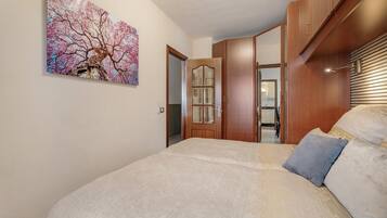 2 bedrooms, iron/ironing board, WiFi, bed sheets