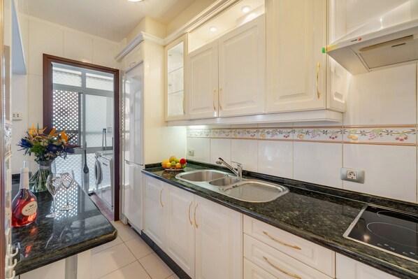 Kühlschrank, Mikrowelle, Ofen, Herdplatte