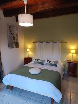 5 bedrooms, travel cot, WiFi, bed sheets