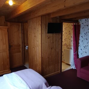 5 bedrooms, travel crib, WiFi, bed sheets - Lodging of the Réchassière, Jura. Ideal with family or friends! (Commenailles)