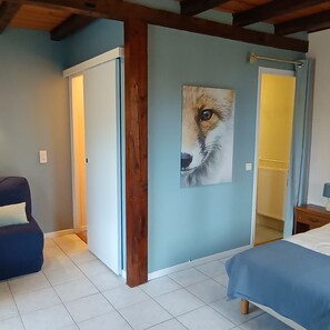 5 bedrooms, travel cot, WiFi, bed sheets