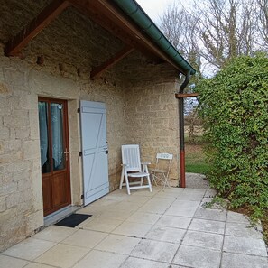 Terrace/patio - Lodging of the Réchassière, Jura. Ideal with family or friends! (Commenailles)