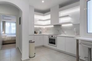 Fridge, oven, stovetop, dishwasher