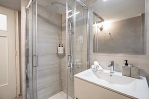 Suihku, hiustenkuivaaja, pyyhkeet