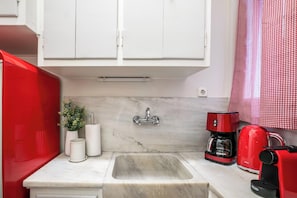 Jääkaappi, uuni, liesi, astianpesukone