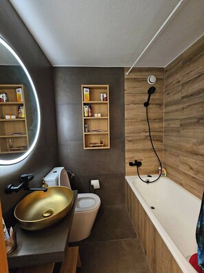 Apartment, 3 Bedrooms, Accessible, Balcony | Bathroom | Toilet paper