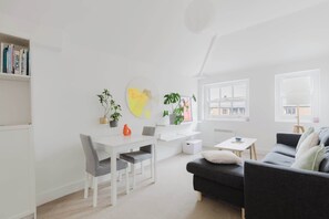 Living area - Homely 1BD East London Hideaway (Greater London)