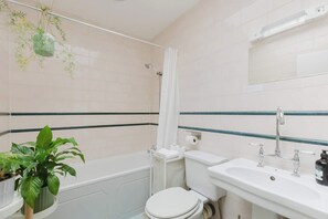 Shower, hair dryer - Homely 1BD East London Hideaway (Greater London)