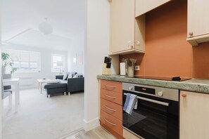 Fridge, microwave, oven, stovetop - Homely 1BD East London Hideaway (Greater London)