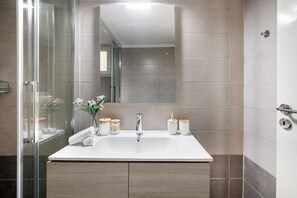 Shower, hair dryer, towels