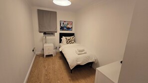 2 habitaciones, tabla de planchar con plancha, internet y ropa de cama 