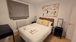 Tabla de planchar con plancha, internet y ropa de cama 