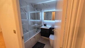 Shower - 2 Bed Stylish Interiors, 25min to Central London (Greater London)