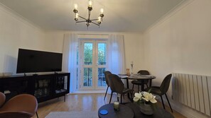 Dining - 2 Bed Stylish Interiors, 25min to Central London (Greater London)