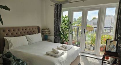 Stylish 1BD Flat with Parking, Hackbridge
