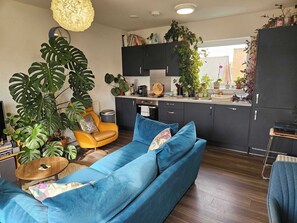 TV, DVD-spiller, stereoanlegg og kontorer