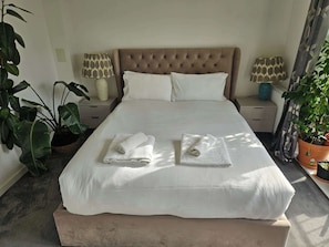1 bedroom, iron/ironing board, internet, bed sheets