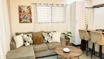 Apartamento, 2 habitaciones, accesible para personas con discapacidad, fumadores | Zona de estar | Una televisión de pantalla plana