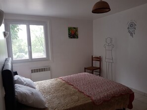 3 chambres, fer et planche à repasser