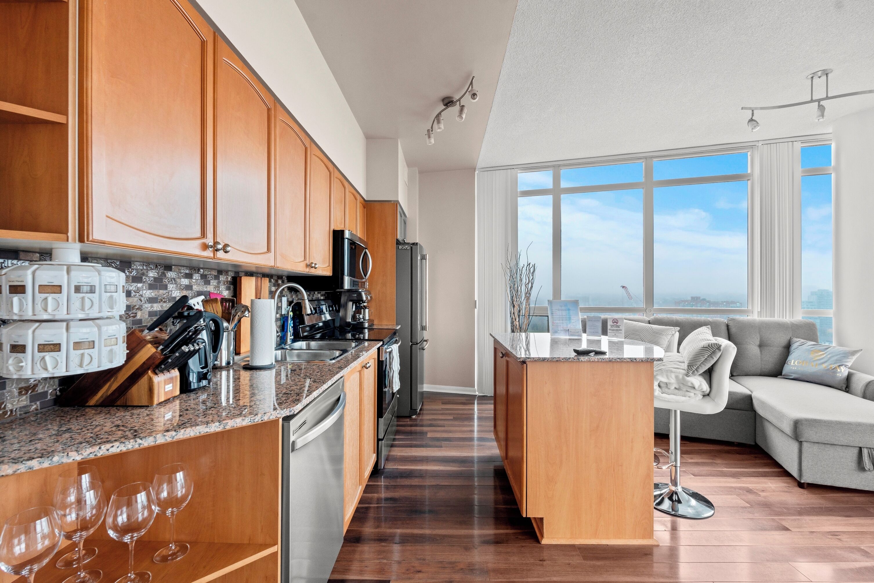 Condo Grand, 1 habitación, balcón, vista a la ciudad | Cocina privada | Refrigerador, microondas, horno y parrilla de estufa 