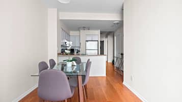 Bloc d'apartaments superior, 1 dormitori, balcó, vistes al llac | Cuina privada | Frigorífic, microones, forn i placa de cuina