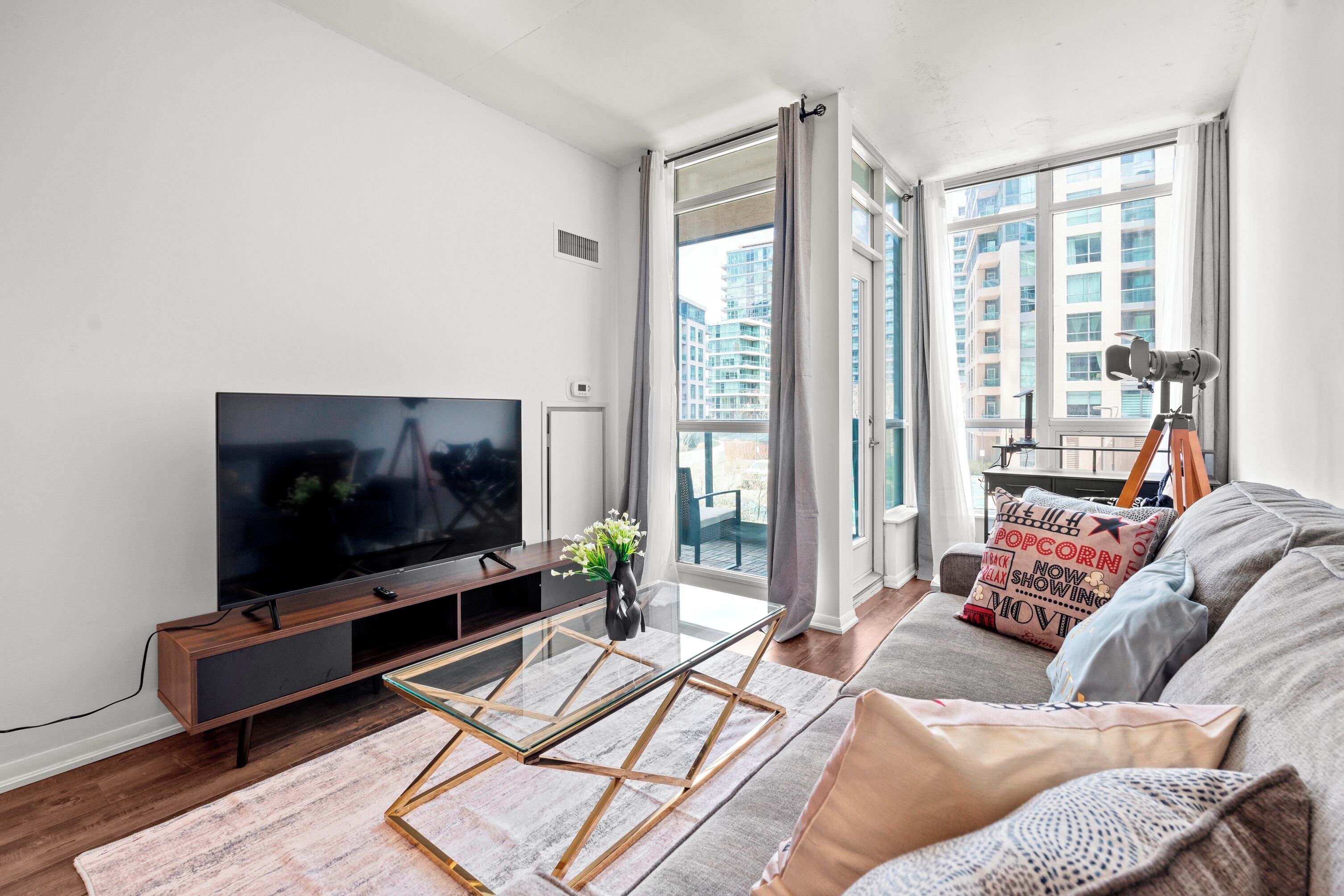 豪華公寓客房, 1 間臥室, 露台, 城市景 | 客廳 | 43 吋平面電視連衛星電視頻道、Netflix、串流服務