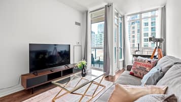 Lägenhet Deluxe - 1 sovrum - balkong - utsikt mot staden | Vardagsrum | 43-tums platt-tv med satellitkanaler, Netflix och streamingtjänster