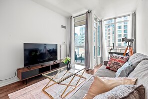 デラックス コンドミニアム 1 ベッドルーム バルコニー シティビュー | リビング エリア | 43 インチの薄型テレビ (衛星放送視聴可)、Netflix、ストリーミングサービス