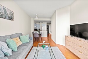 Superior-lejlighed - 1 soveværelse - balkon - søudsigt | Opholdsområde | 43-tommers fladskærms-tv med satellitkanaler, Netflix