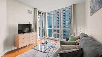 Superior appartement, 1 slaapkamer, balkon, uitzicht op meer | Woonruimte | Een 43-inch flatscreentelevisie met satellietzenders en Netflix