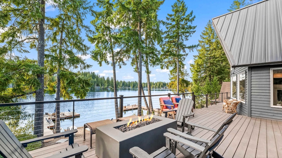 Lakefront Luxury Hot Tub Dock Retreat