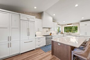 Private kitchen - Lakefront Luxury Hot Tub Dock Retreat (Grapeview)