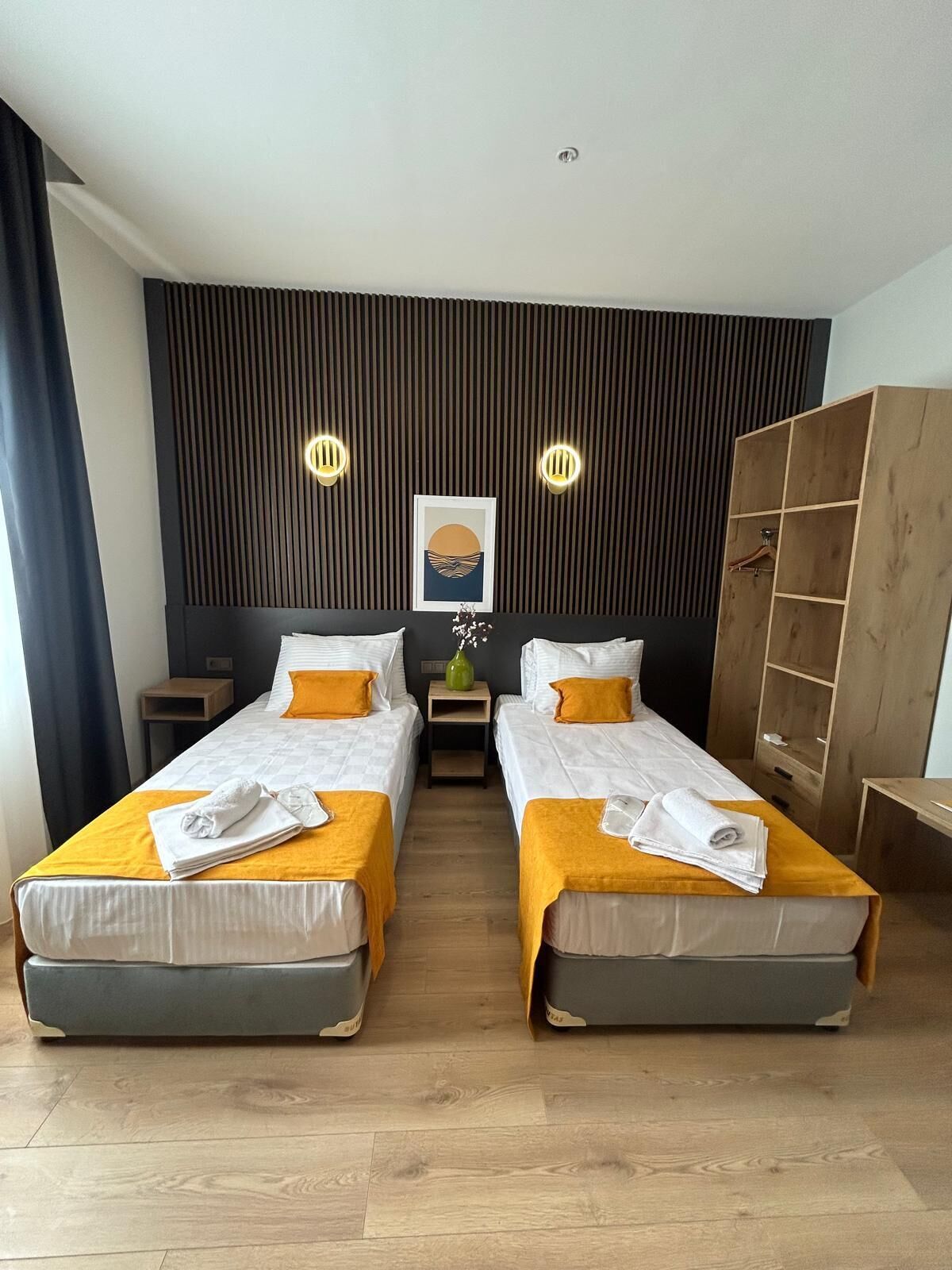 Standard-Zweibettzimmer, Stadtblick | Schreibtisch, laptopgeeigneter Arbeitsplatz, Verdunkelungsvorhänge