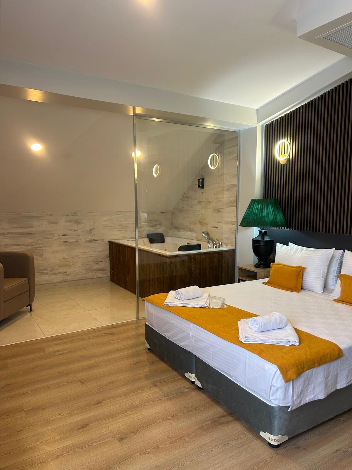 Premium-Suite, Stadtblick | Schreibtisch, laptopgeeigneter Arbeitsplatz, Verdunkelungsvorhänge