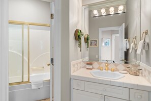 Douche, sèche-cheveux, serviettes fournies