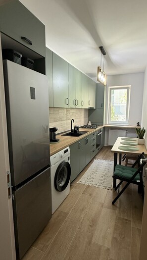 Fridge, oven, stovetop, coffee/tea maker - Weiner Apartment (Roșu)