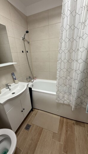 Hair dryer, towels, soap, toilet paper - Weiner Apartment (Roșu)