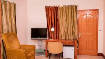 Chambre Double Standard, vue piscine | Bureau, espace de travail pour ordinateur portable, Wi-Fi gratuit