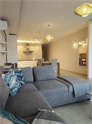 Living area - 3-bedroom apartment in Għarb with stunning Views and hotel amenities (L-Għarb)