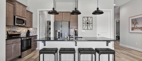 Refrigerador, microondas, horno y parrilla de estufa