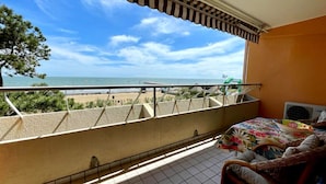 A balcony with a view of the beach and ocean. - Bright Seaview Apartment (Caorle)