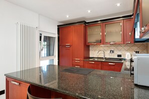 Geladeira, micro-ondas, fogão, cooktop