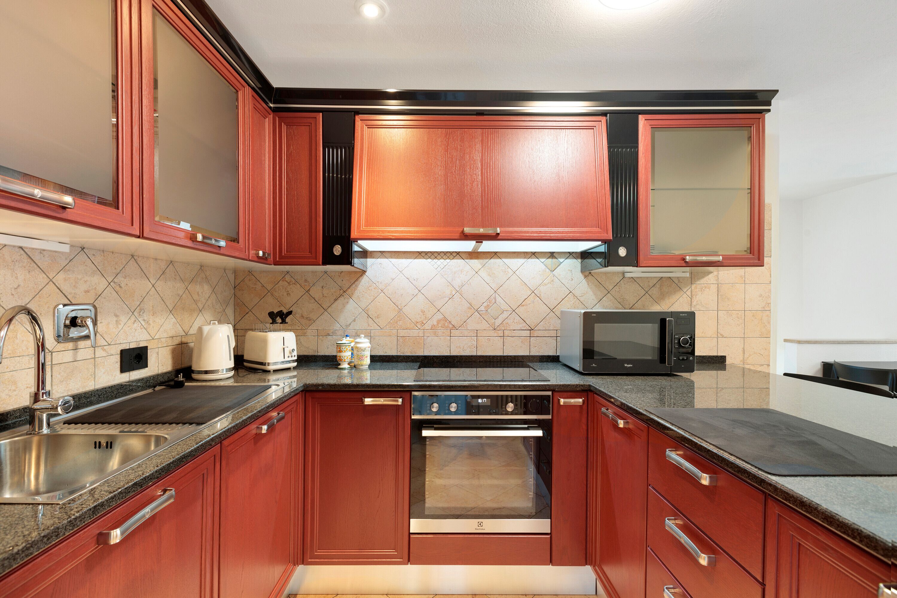 Kühlschrank, Mikrowelle, Ofen, Herdplatte