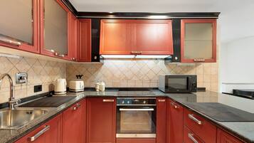 Een koelkast, een microgolfoven, een oven, een kookplaat