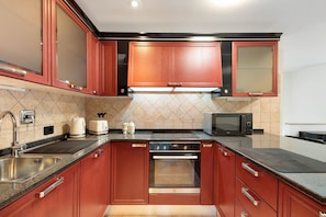 Køleskab, mikrobølgeovn, ovn, kogeplade