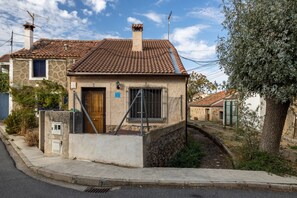 Exterior - Holiday Home 'De Los Abuelos' with Mountain Views, Private Terrace and Wi-Fi (Ortigosa del Monte)