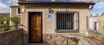 Casa vacacional 'De Los Abuelos' con vistas a la montaña, terraza privada y Wi-Fi