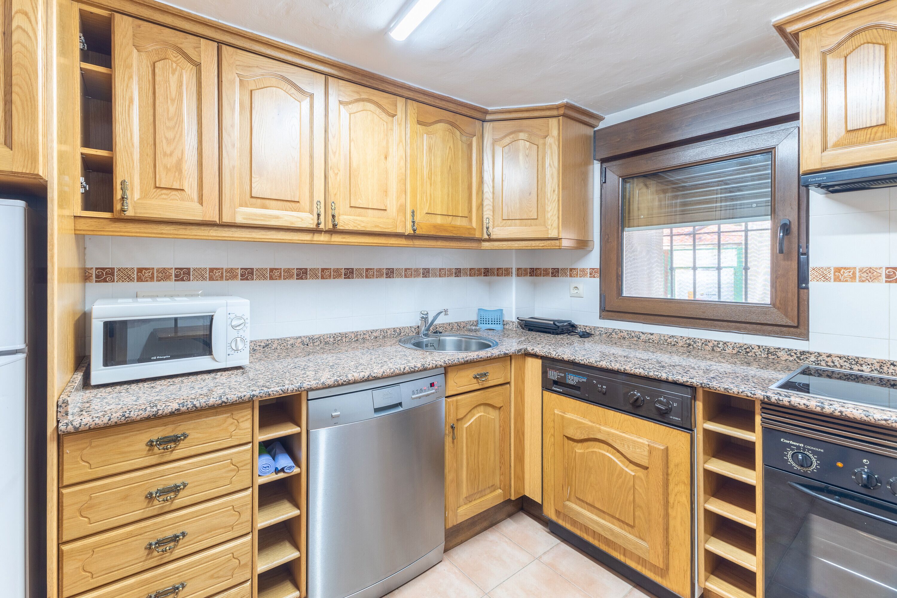 Geladeira, micro-ondas, fogão, cooktop